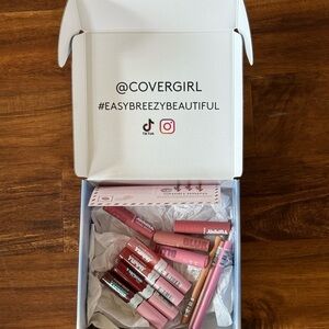 BUNDLE COVER GIRL LIP GLOSS AND LIP STAINS ALL BRANDNEW AND SEALED